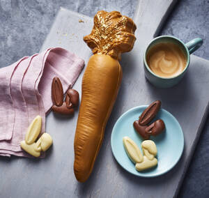 marksandspencer_VELIKONOCE23_zlata cokoladova mrkev Carrot Gold z bile cokolady s karamelem zdobena pravym zlatem a zajeci ouska plnena slanym karamelem_379 Kc.jpg